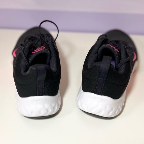 Nike woman’s running shoes size 8 black and hot pink - Picture 5 of 8
